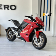 Se muestra foto de una Zero Motorcycles SRS MY 24